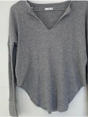 Aritzia TNA Gray Thermal Waffle Knit Long Sleeve Vneck size L